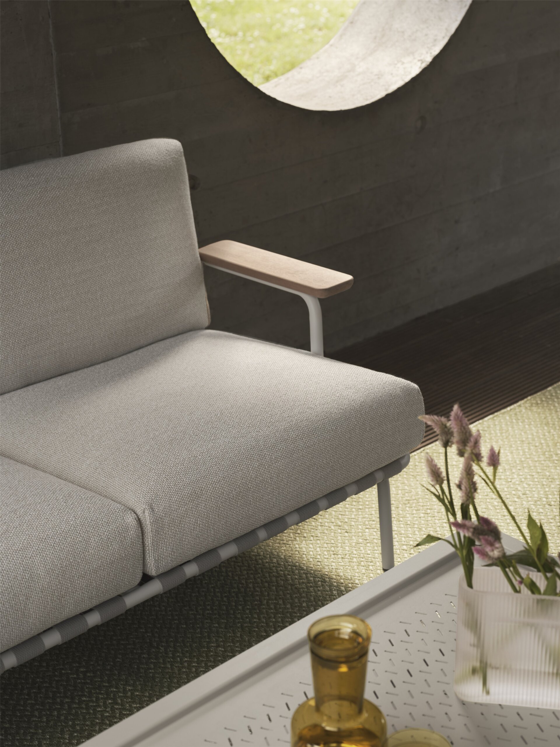 Settle-sofa-2-laze-1-grey-flow-coffee-table-ply-rug-recycled-polyester-moss-green-ridge-vase-16-white-frosted-glass-muuto-org_150.jpg